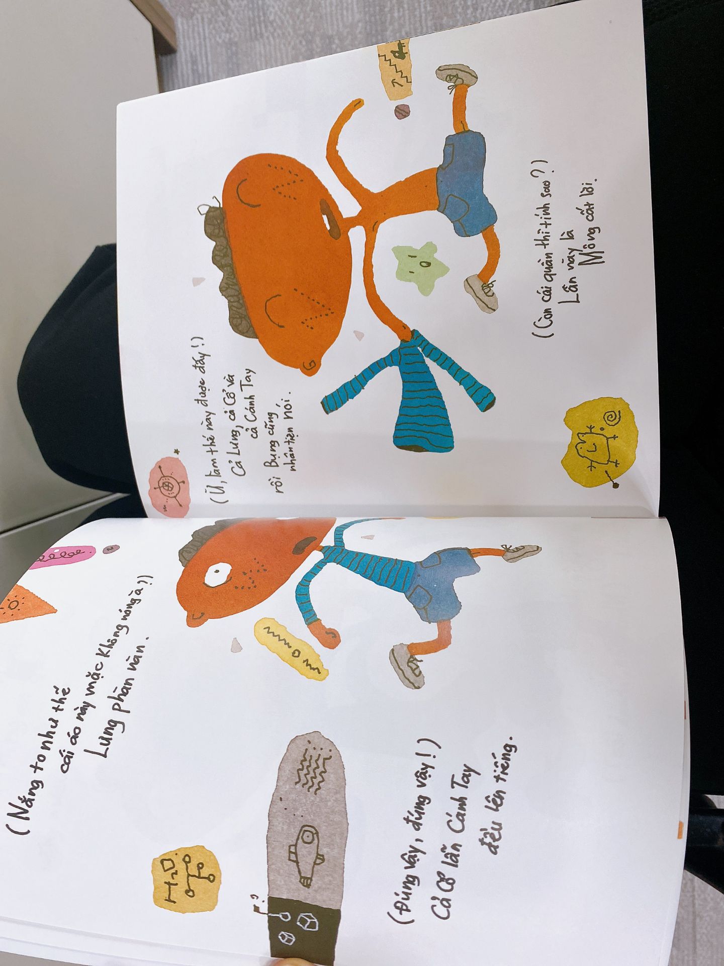 nhà Mối ko thiếu cuốn sáng tạo nào của Mogu. có mấy cuốn này con ngồi tự kể cả tiếng mà không cần bố mẹ chơi cùng, rất yêu những lúc con được trong thế giới sáng tạo của mình như vậy