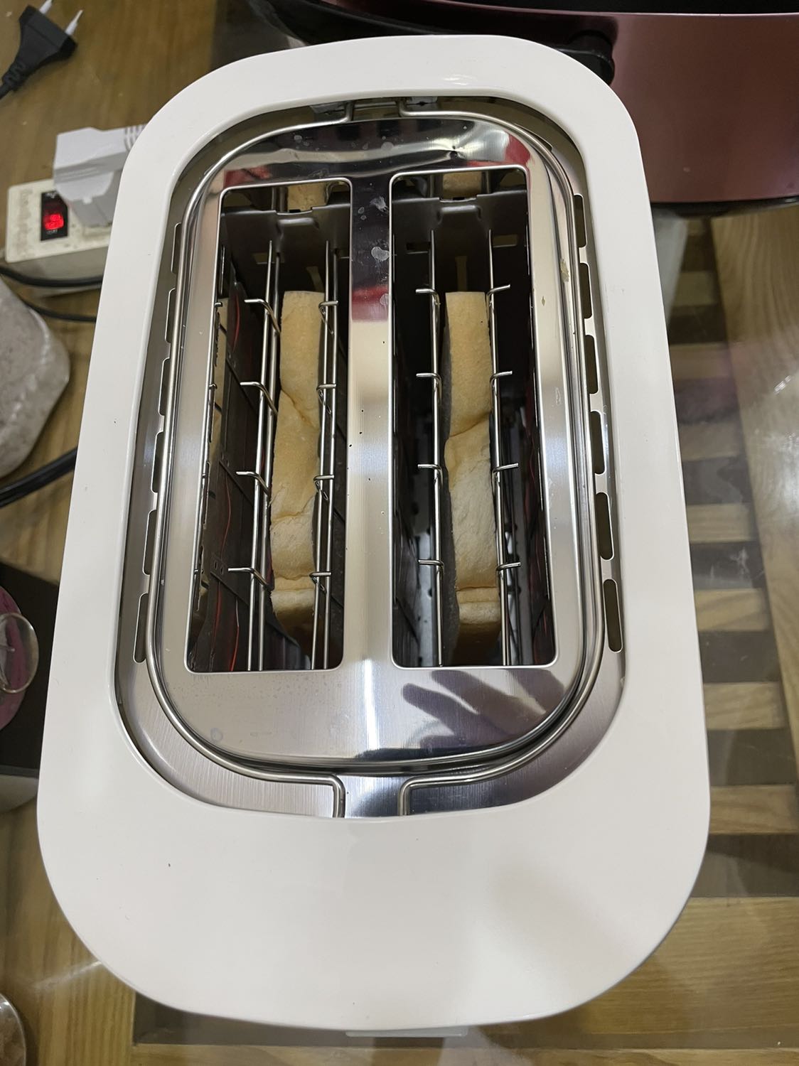 Ưng ý cực kỳ. Máy nhỏ gọn, có nhiều mức chỉnh nhiệt độ nướng bánh. Làm đồ trang trí bếp cũng ok lắm nhé. 
Lưu ý mọi người nướng bánh mỳ lát thì để nhiệt thấp xíu, nếu không sẽ bị khô quá.