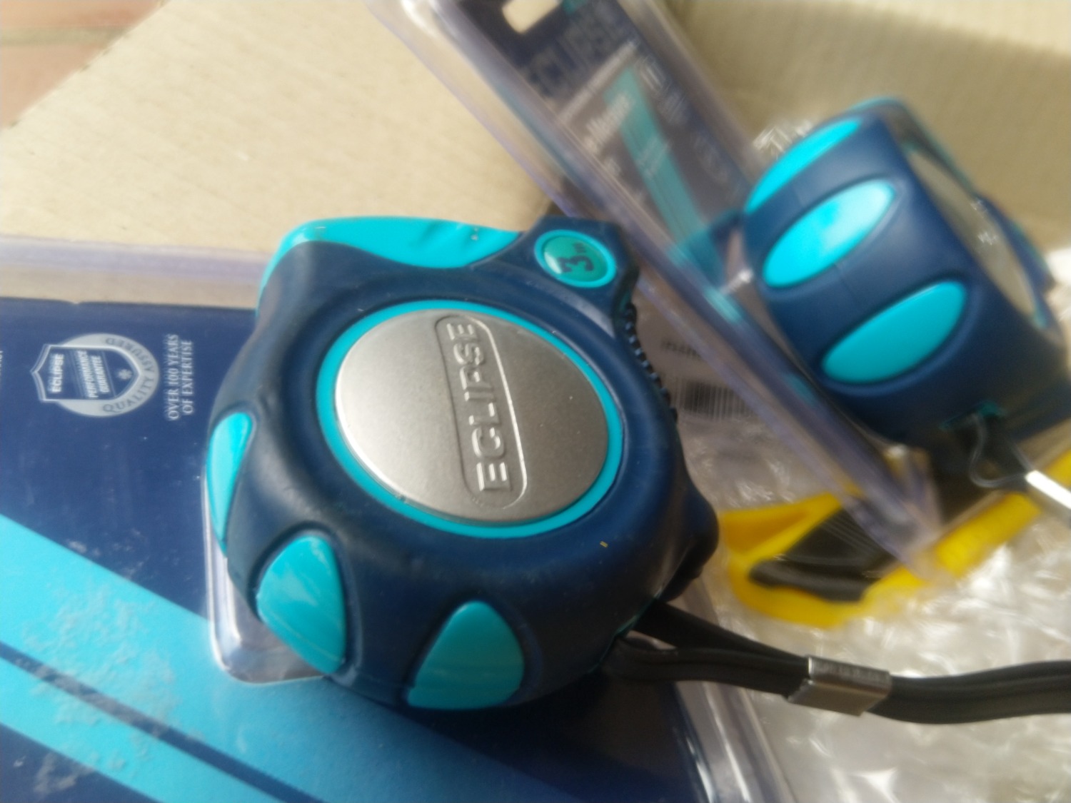 Bản thân cái thước thì tốt, đo rất chuẩn, cơ chế tự động khóa thông minh. Nam châm thuận tiện cho việc đo 1 mình. Tuy nhiên mình không vui vì thước 3m gia cho mình không phải hàng brandnew hoặc do shop bảo quản chưa được tốt. Có vết dầu mỡ trên thước như đã dùng rồi, trầy xước 1 chút nữa. Mình vẫn giữ để sử dụng nhưng shop chú ý lần sau kiểm tra hàng kỹ.