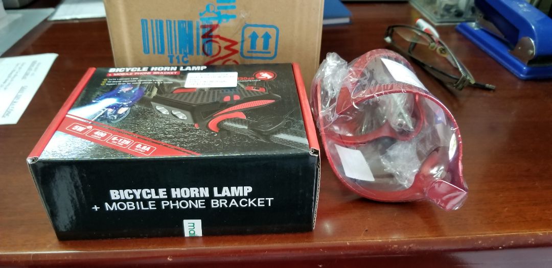 Giao hàng nhanh. Đóng gói cẩn thận, sản phẩm fullbox, còn nguyên tem, đầy đủ phụ kiện. 
Về chất lượng sản phẩm, chưa hài lòng:
1. Đèn, còi, sạc dự phòng làm việc tốt, độ sáng tương đối tốt. Kẹp điện thoại chắc chắn.
2. Phần vòng cố định đèn với xe làm bằng nhựa giòn, dễ gẫy. Mình vừa đưa vào xe đã bị gãy rồi. Không biết shop có hỗ trợ đổi cho cái vòng kẹp khác không?