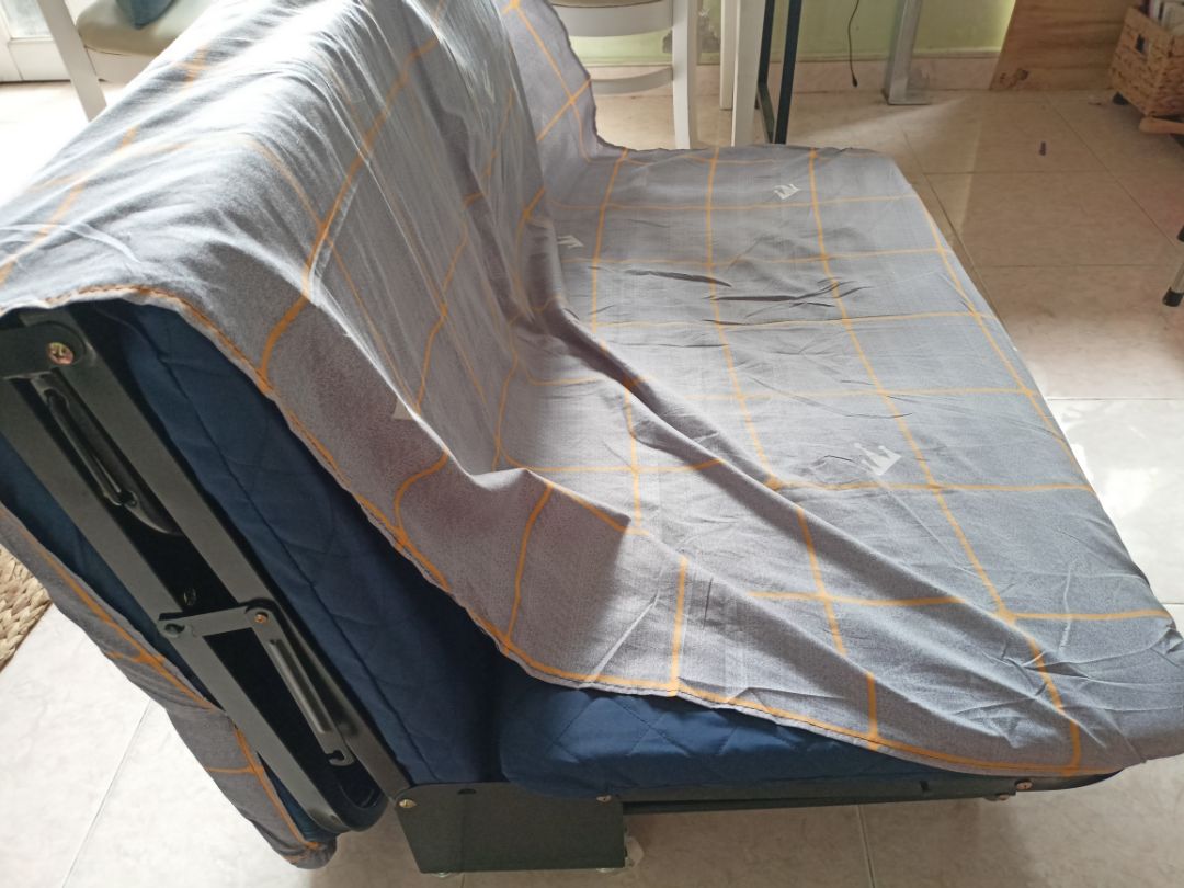 Giường/Ghế có bánh xe nên di chuyển rất nhẹ và linh hoạt,
Khớp nối chắc chắn, trơn tru, nên việc chuyển đổi cũng rất tiện và dễ dàng, ngay cả với phụ nữ và trẻ em.
Một trong những món đồ đáng tiền nhất từng mua