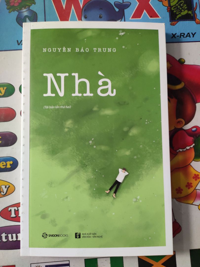 Cuốn sách kỳ vọng nhất trong đợt này mà thất vọng quá. Sách quá bẩn, bụi nhiều, cầm dơ tay, còn bị cuốn góc, dơ bìa ngoài hết lun, nhìn như sách cũ mặc dù xuất bản 2020. Cần cải thiết chất lượng bảo quản sách trong kho trước khi bán cho khách