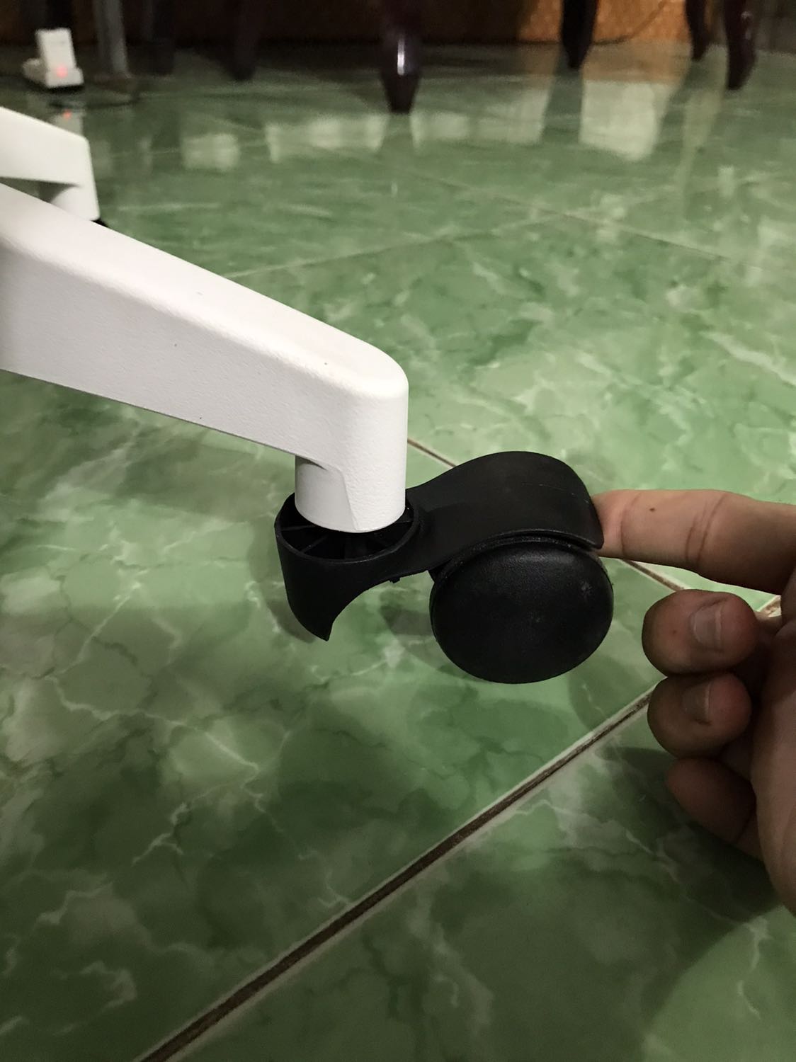 Ghế ngồi được 2 ngày thì xẹp đệm
Bánh xe cũng bị gãy không có hàng thay thế
Giá thành 1tr so với chất lượng sản phẩn quá thấp
Đề nghị chăm sóc khách hàng gọi điện hỗ trợ hoặc hoàn đơn!