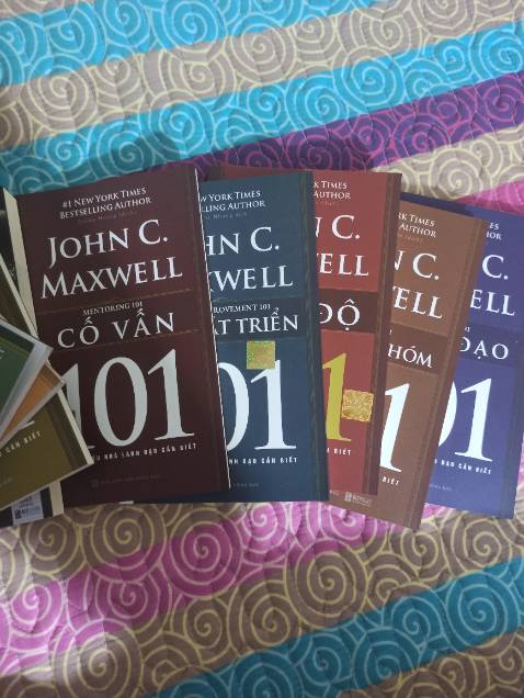 Shop cskh tốt, xử lí tốt, hài lòng dịch vụ của shop. Tuy nhiên, shop cần kiểm tra và báo trước với khách về tình trạng hàng thì sẽ tốt hơn nữa. 
Bộ 8 cuốn, có 6 cuốn xuất bản năm 2020 giấy vàng đẹp, chất giấy ráp rất thích mắt. Còn 2 cuốn hơi lạc quẻ xuất bản năm 2017, chất giấy trắng, font chữ nhỏ, đọc khó chịu. Tất cả đều của nxb Hồng Đức. Vì dịch vụ của shop tốt nên mình không cần đổi trả gì và cho shop 5 sao.
Về nội dung, sách rất hay, đáng để mua đọc. Nếu bạn có cơ hội tiếp xúc các tầng lớp trí thức cao, bạn sẽ thấy những gì họ nói đều có mối liên hệ với những cuốn sách hay. Nó không hề sáo rỗng. Biết liên hệ giữa sách vở và thực tế, bạn sẽ tìm được cái bạn muốn. 
Tốc độ đọc của mình khá nhanh nên chỉ vừa nhận sách, mình đã đọc được 3/8 quyển và cho ra nhận xét này để các bạn tham khảo. Mình nghĩ là không chỉ chủ doanh nghiệp, một người nhân viên vẫn có thể đọc bộ sách này. Biết đâu được, một ngày nào đó bạn sẽ khởi nghiệp.