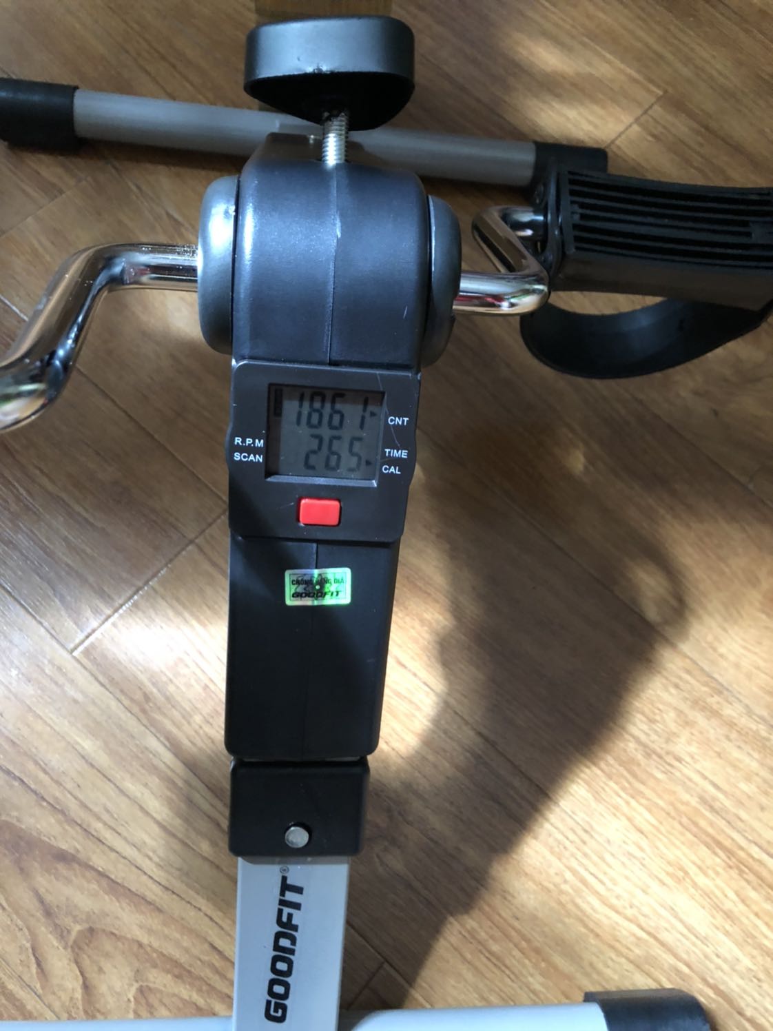 Ưu điểm: nhỏ gọn, tiện lợi như kỳ vọng.
Nhược điểm: Đạp được khoảng 500 vòng thì thanh kim loại nối giữa bàn đạp và trục xoay rất nóng. Không có HDSD bằng tiếng Việt. Đóng gói hàng bên trong không được cẩn thận, khá sơ sài.