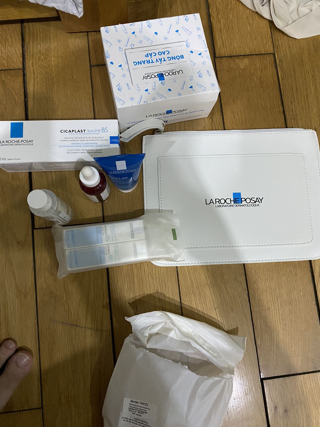 Mua đợt khuyến mãi nên được tặng nhiều quà cùng nhãn hàng. Tiki giao hàng đúng hạn. Chờ sử dụng xem thế nào