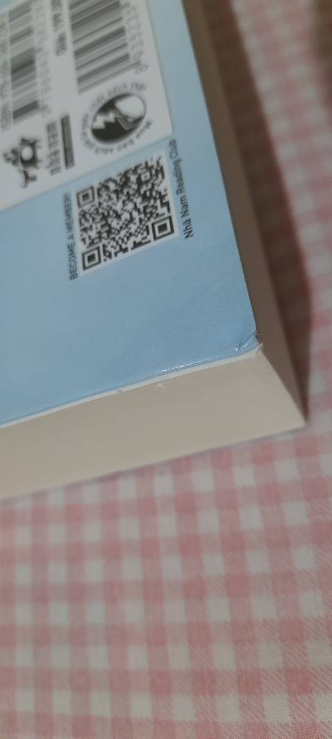 Gói hàng sơ sài, may mắn sách được để ở giữa 2 quyển khác nên không bị dơ hay quăng góc nhiều (nhưng vẫn quăng góc). Bìa là bìa kiếng trơn nên không bị dơ quá nhiều, có thể lau sạch.