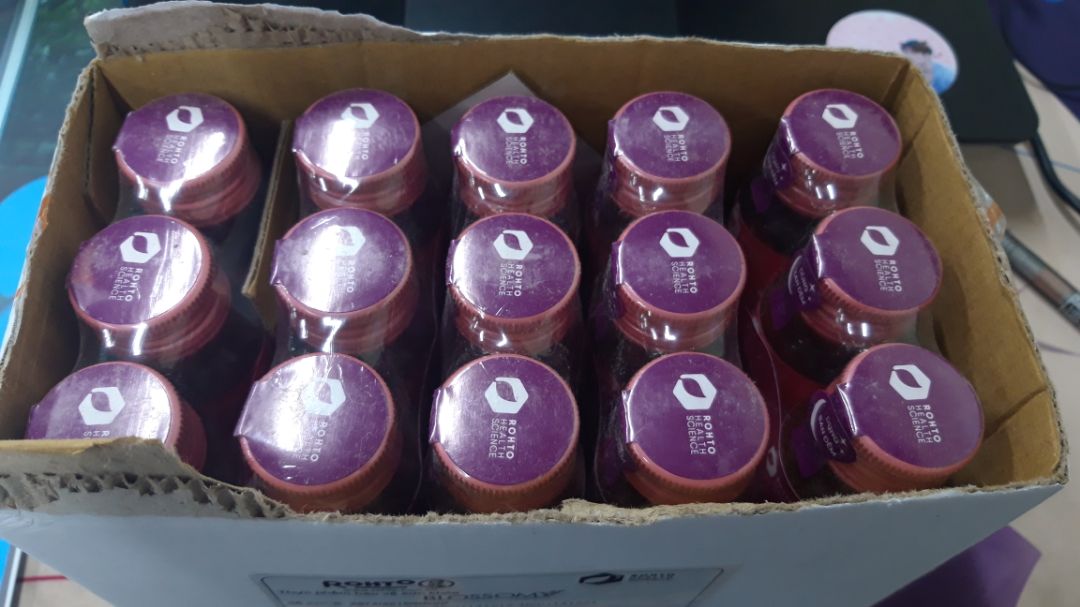 Vừa nhận hàng nên chưa nhận xét về chất lượng, nhưng cảm quan ban đầu thì không  tốt chút nào.
Mở hộp ra bụi bay thẳng vào mặt. Bụi bám dày một lớp trên vỏ. Hàng sản xuất cuối năm ngoái, date còn dài. Bọc hàng không có xốp nổ mà ko vỡ lọ nào thì cũng gọi là kỳ tích.
Để dùng 1 thời gian sẽ quay lại nhận xét chất lượng.