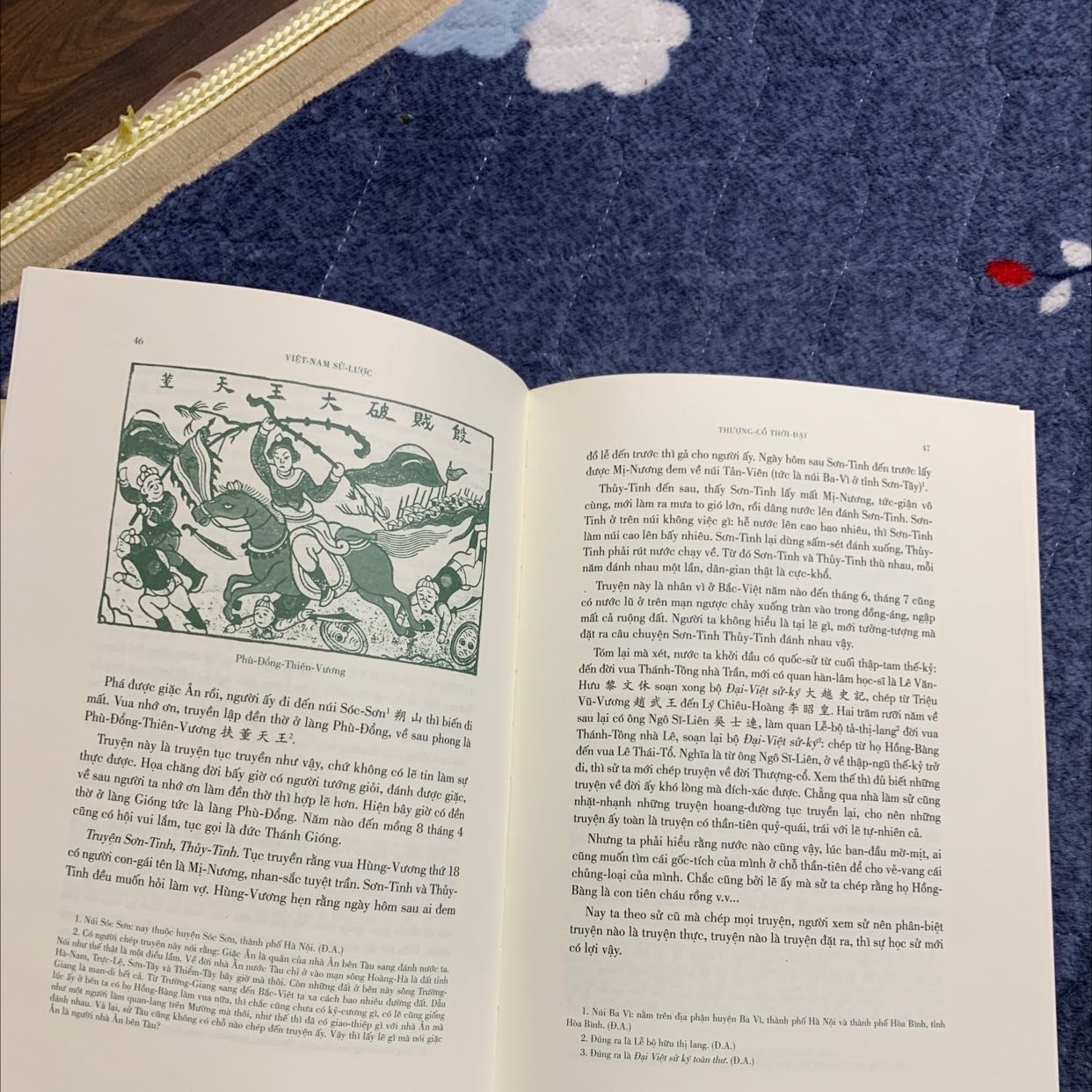 Ấn phẩm xuất sắc về hình thức. Bìa đẹp, gáy đẹp, giấy siêu đẹp, postcard đi kèm cũng xuất sắc. Thực sự là mình rata vui khi nhận được ấn phẩm này. Cảm ơn Đông A rất nhiều, cảm ơn TiKi rất nhiều vì mình mua được 3 ấn phẩm đặc biệt của Đông A với giá sale siêu yêu!