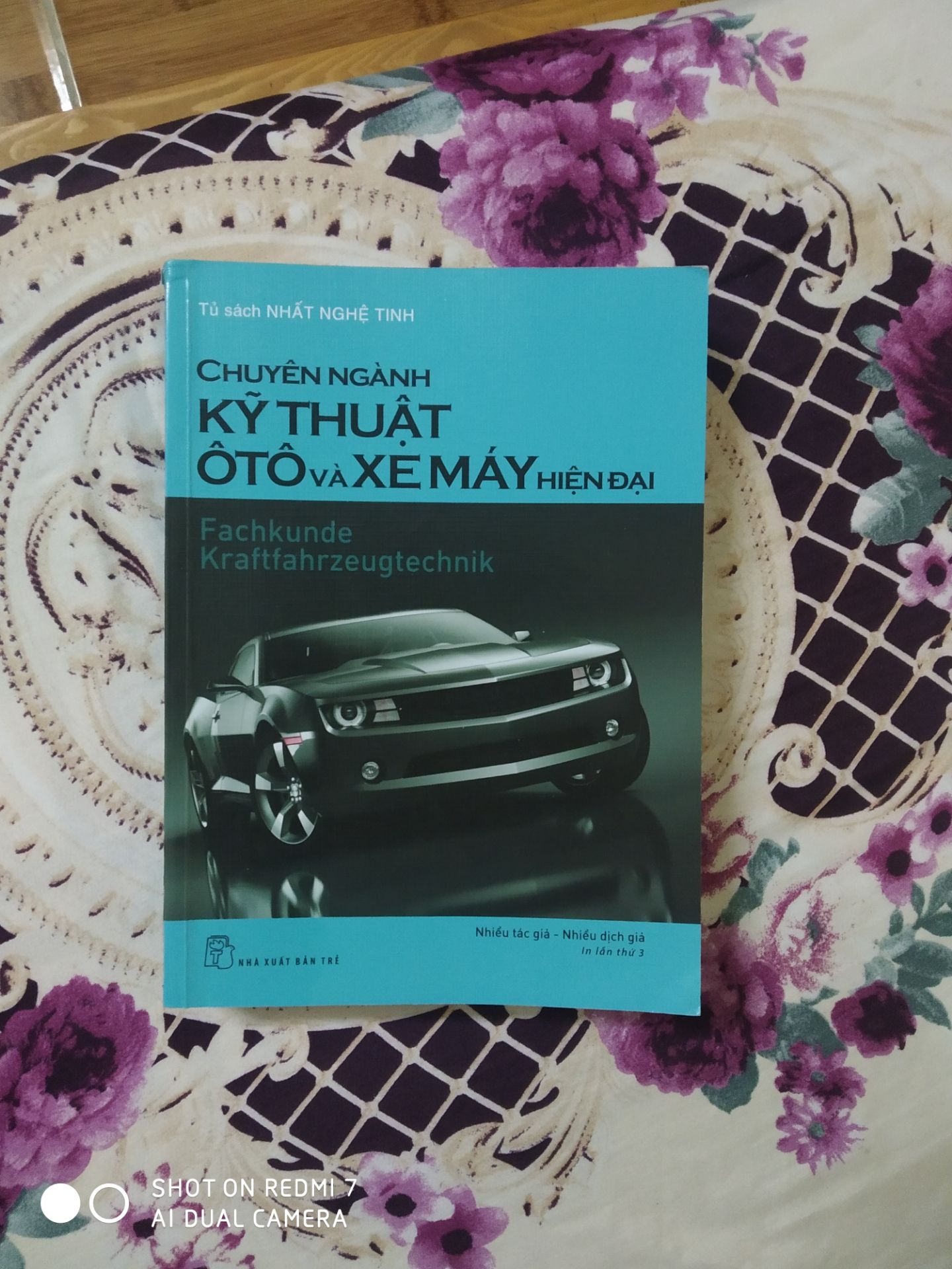 Mình thích quyển này gần như nhất trong tủ sách Nhất Nghệ Tinh, phải đi làm suốt nên 1 tuần chỉ xem được 1 vài lần, góp tiền lo cuộc sống, chưa biết đến lúc nào nhập học trực tuyến. Mua được sách vui và an tâm lắm :))