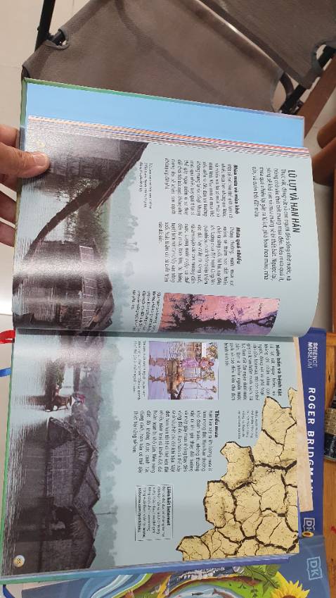 Nội dung đa dạng, nhiều hình ảnh Atlas. Giấy láng, in màu toàn bộ nên cũng khá đáng tiền.