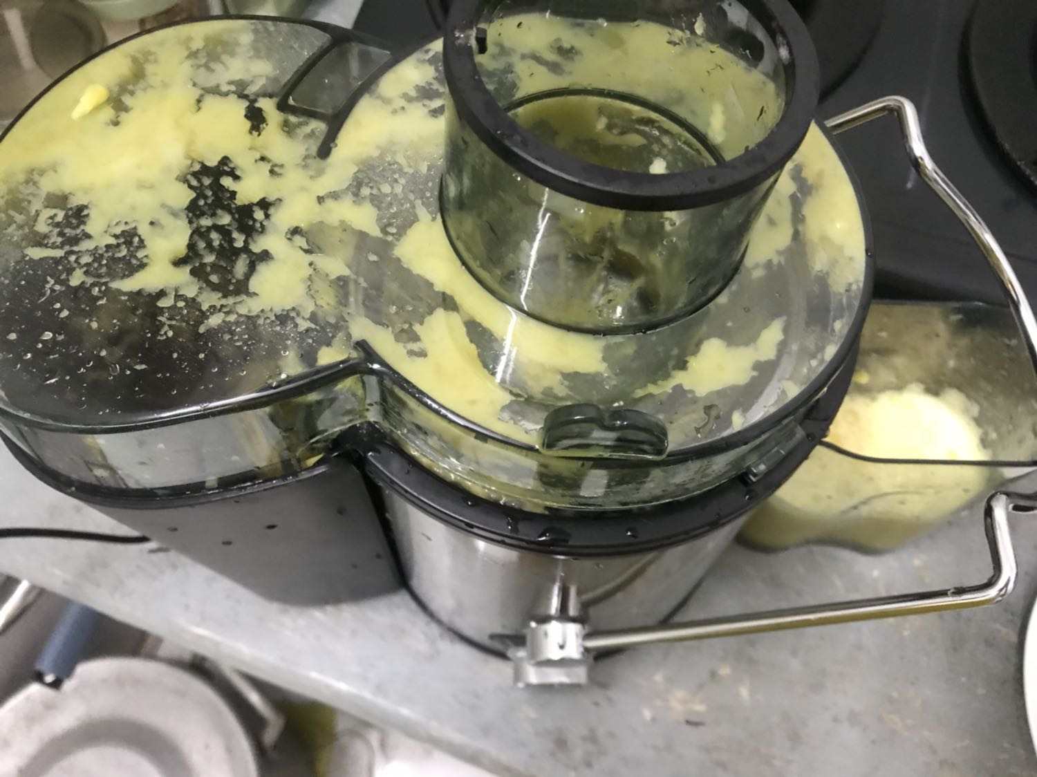 Cùng đọc đi đọc lại các review rồi quyết định mua máy này. Đặt địa vị vào đó nên cũng lên đây chia sẻ nếu ai đang có ý định mua máy. Ưu điểm duy nhất là đẹp. Máy gọn gàng, dễ tháo lắm. Còn công dụng chính thì cực tệ. Ép ko kiệt, bã còn rất nhiều nước, và phần nước chảy xuống ko được lọc kĩ nên rất nhiều bã. Trên ảnh là số nước ép đc lẫn bã của 2 quả dứa và 1 quả táo, chắc đc 350ml :)) bạn nào có nhu cầu m pass lại giá rẻ nhé