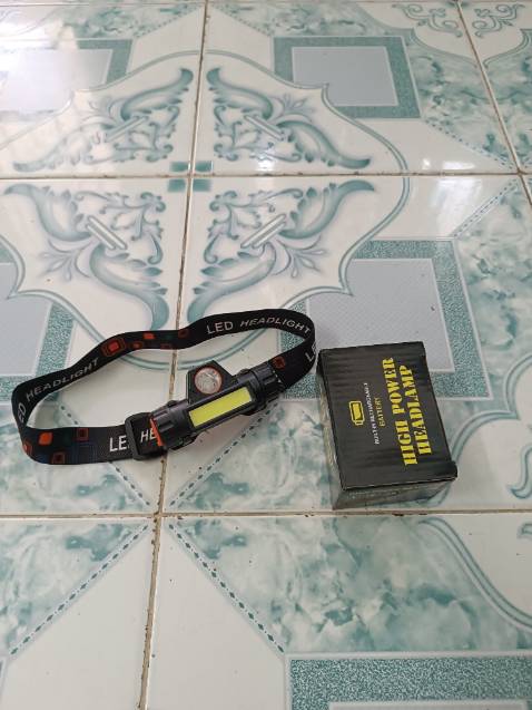 Ánh sáng tốt. Kiểu dáng nhỏ gọn, thiết kế khe cắm sạc sau lớp nhựa che công tắc rất thẩm mỹ. Đáng mua.