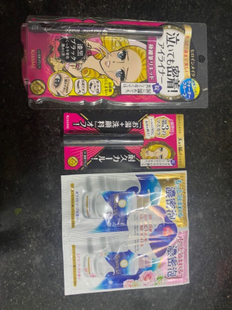 Đầu bút sắc nét, mực đậm