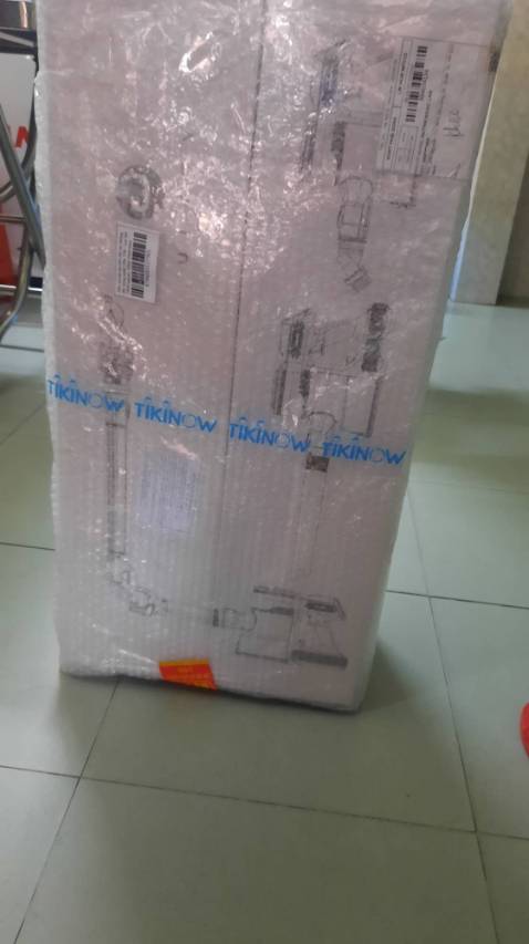 Mình xem review trên *** nên biết đến máy hút bụi này nên đã quyết định mua để tặng mẹ. Máy rất vừa, không quá nặng không quá nhẹ. Ba mình khen máy xài pin nhưng lực hút mạnh, xài thích lắm!