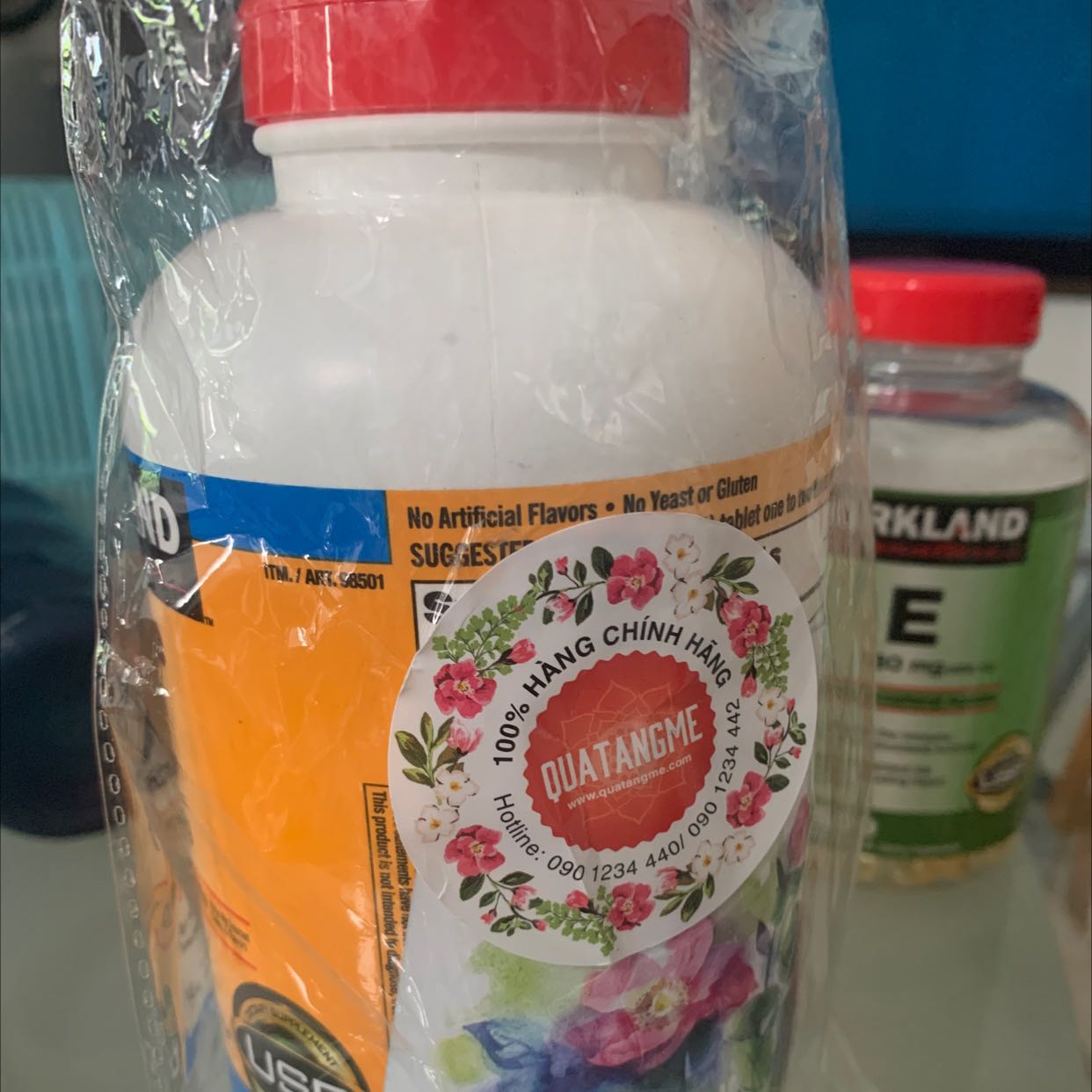 Sản phẩm nguyên vẹn, không chảy nước, hộp đóng kín, còn kèm thêm quà tặng, rất chu đáo, cảm ơn