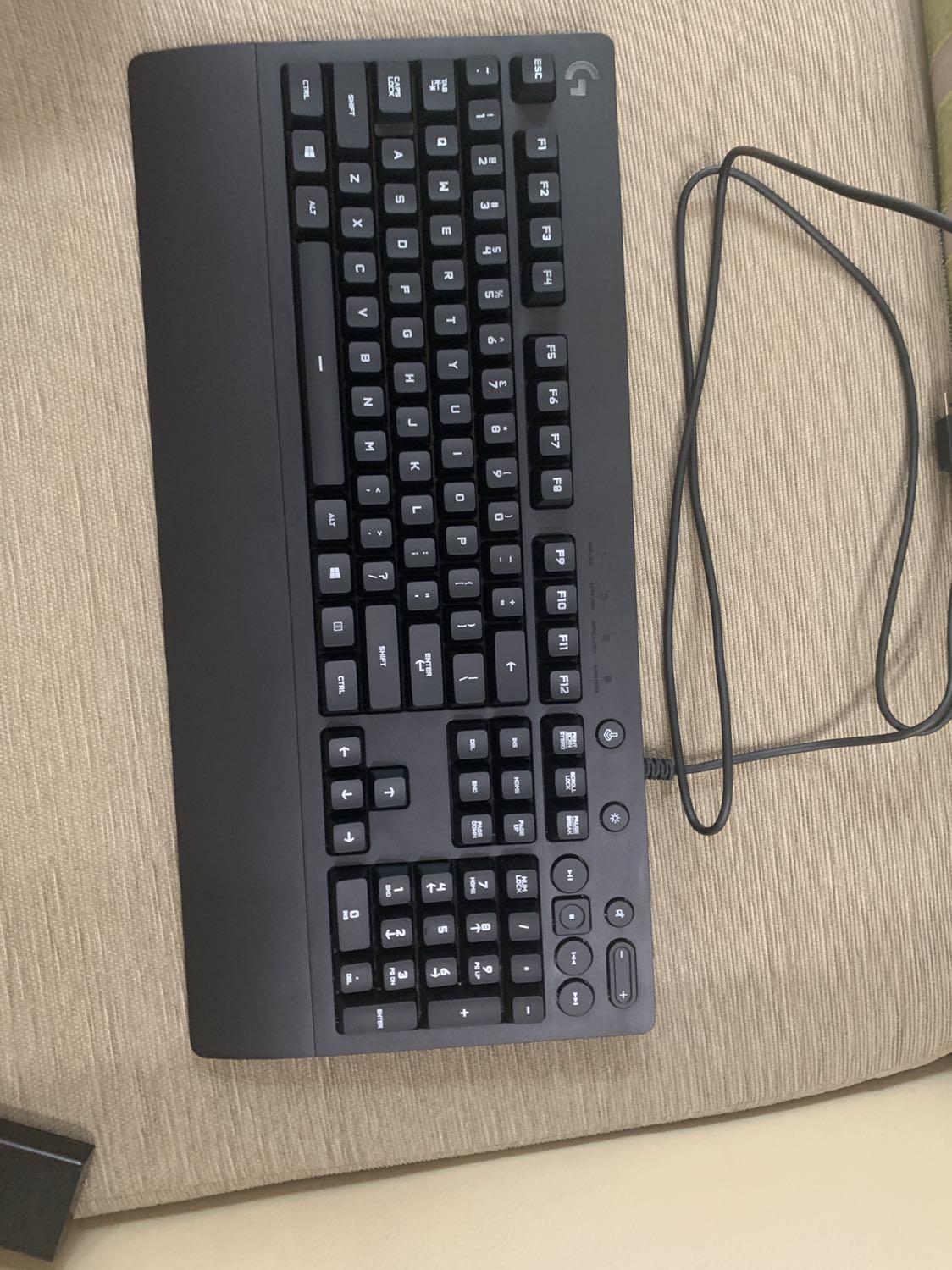 Gói hàng sơ sài, ship tới đã lủng cái hộp giấy hên là bàn phím không sao, tiki nên xem lại cách đóng gói nếu không sẽ mất khách, trước đây đóng gói bên tiki rất đẹp và chỉnh chu nhưng càng ngày càng giảm chất lượng