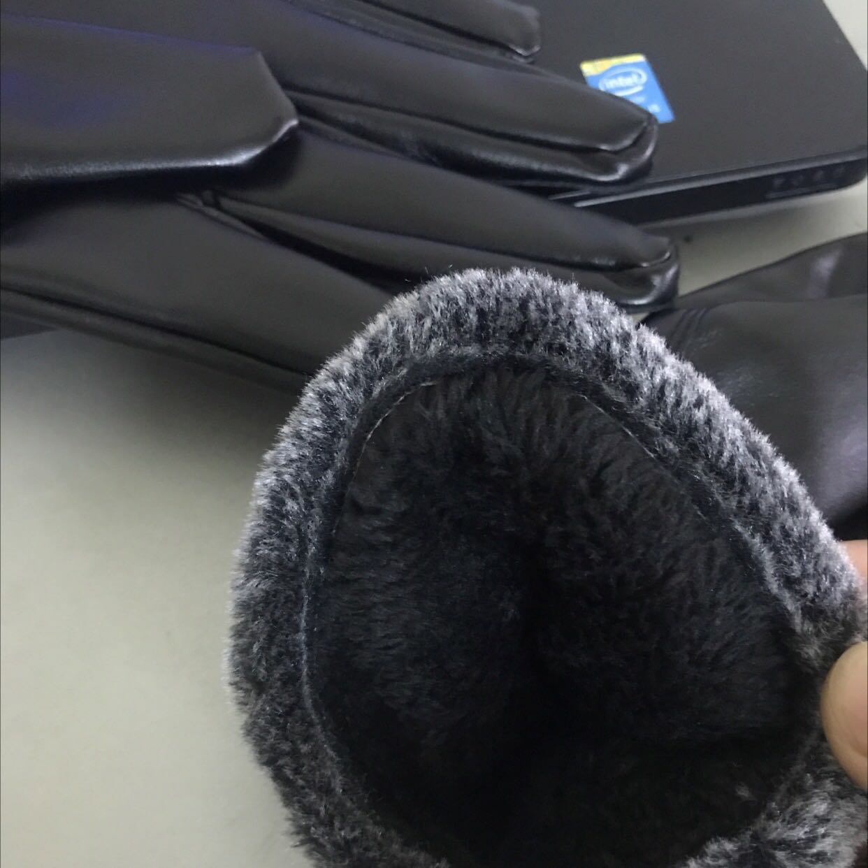 Găng tay da tốt dùng ok. Da mềm mại có lớp lót. Cảm ứng điện thoại tốt. Sản phẩm đáng mua. Ủng hộ shop 5 sao. Cảm ơn shop.