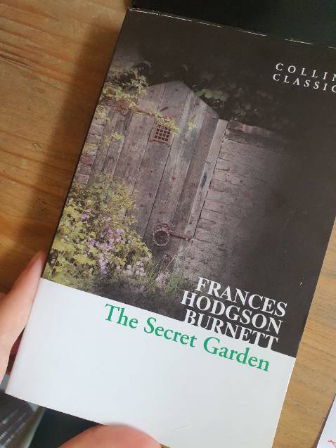 Sách nhẹ, mới và thơm lắm luôn. Mỗi tội chữ hơi bé thuii