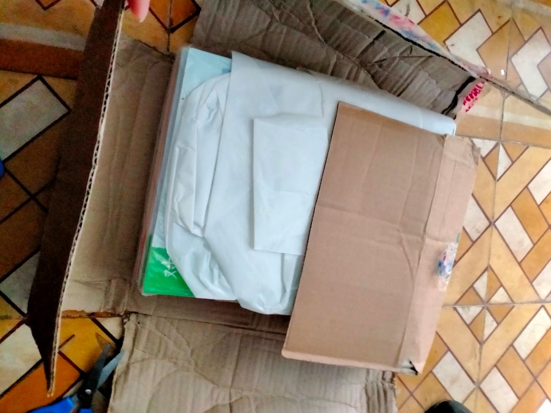 Giao hàng nhanh
Đóng không chắc chắn, hộp thì bị móp hết, sách chỉ có 1 cái bọc bao 6 cuốn, bên ngoài là 1 dãi trắng để ở mặt trên, kế tiếp đến hộp, đóng gói sơ sài
Giấy mỏng, nội dung thì ok, có tiếng Trung, phiên âm, tiếng Anh và tiếng Việt