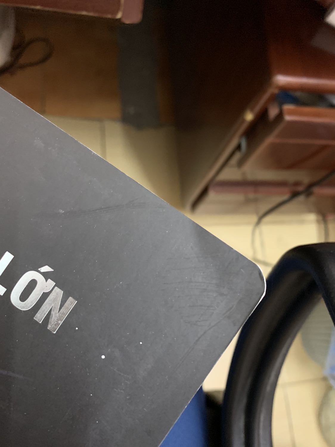 Sách giao khá nhanh nhưng hơi cũ, bìa hơi bị bẩn, có nếp quăn, gấp ở cạnh và góc bìa. Giấy mỏng và bìa mỏng