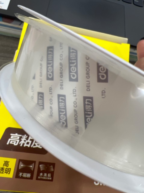 Cuộn băng dính to đóng bao bì đẹp vừa thử dùng xong rửa qua nước vẫn thấy dính được. Ok