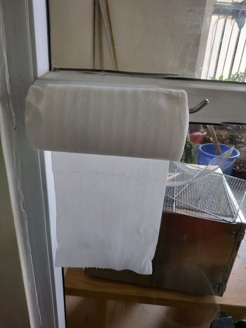 Sp như hình. Mới dùng nên chưa biết độ bền của móc dán. Cần mua loại treo mà giấy lấy được từng mảnh một. ntn chỉ đặt đc giấy nhưng giấy kéo đc cả cuộn.