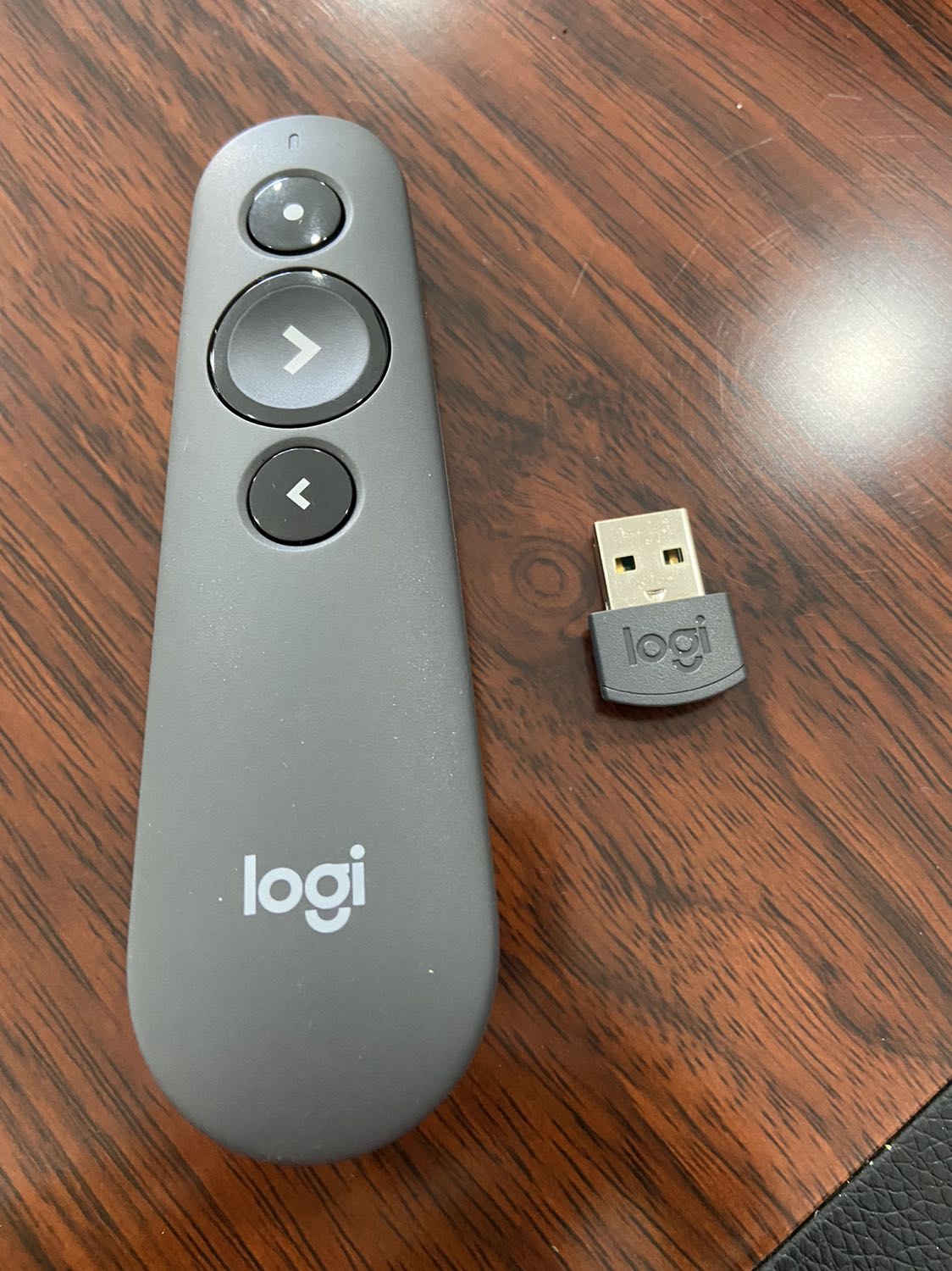 Chất liệu nhựa tốt, cầm vừa tay, sử dụng đơn giản. Độ bền thì chờ thời gian nhưng hàng Logi chính hãng thì chắc ok rồi