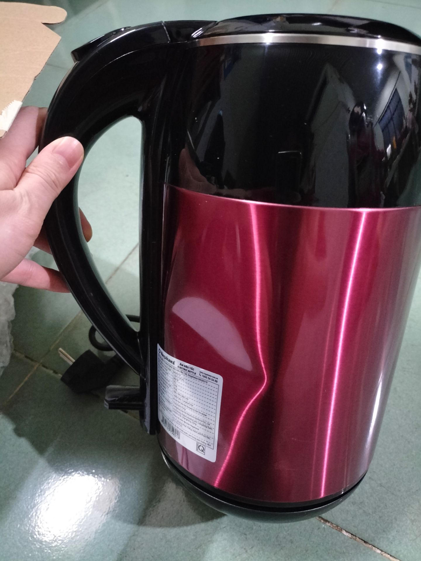 Giao hàng nhanh nhưng nhận được hàng thất vọng lắm ạ. Đóng gói không chắc chắn như Tiki hay giao. Thùng hàng cũ, móp méo. Ấm bên trong bị móp, mất thẫm mĩ. Giá sale là 369k nhưng cũng không thể vì thế mà giao hàng móp cho khách được ạ!!!