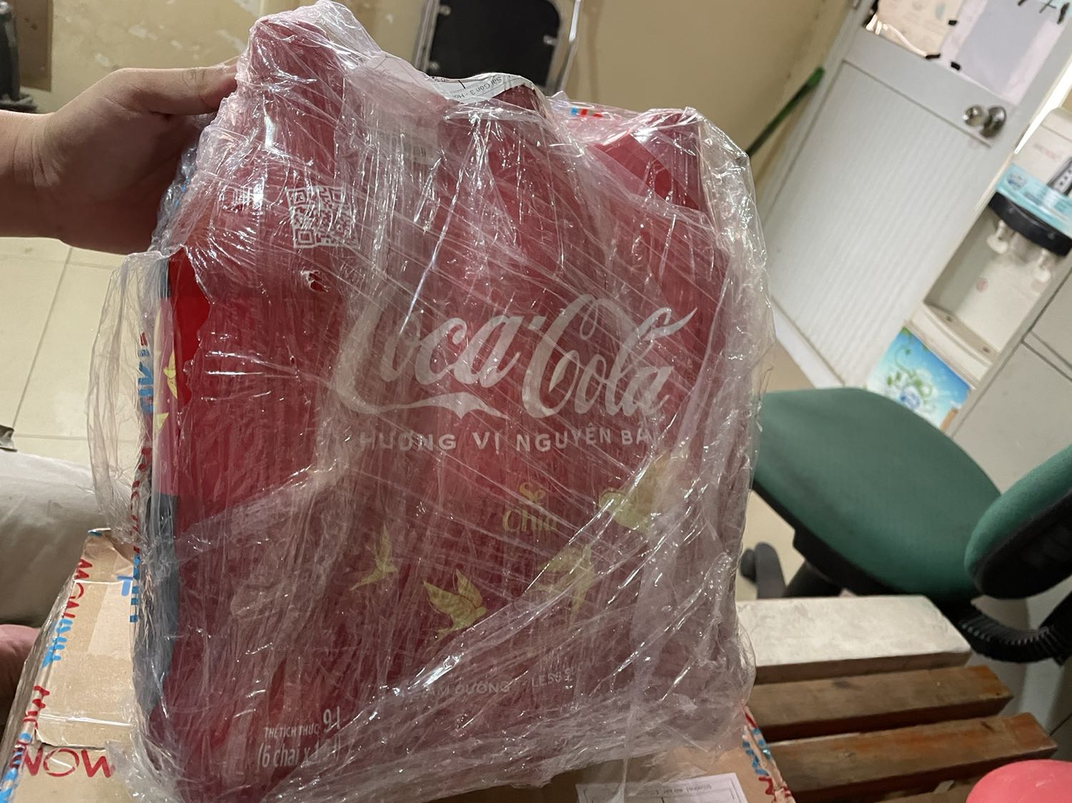 Mua coca mà được tiki giao nhanh freeship thì quá tuyệt, chai 1,5L vừa uống cho 4 người 1 bữa ăn, bình thường mua ngoài siêu thị chai 2,5l uống hay dư