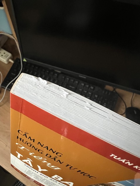 Sách bị dính trang và rách góc