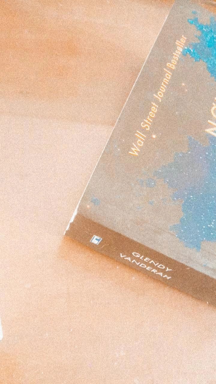 Tiki giao hàng siêu nhanh luôn ấy ạ nên là đc rước mấy bé về tay sớm! 

Sau khi đọc xong toàn bộ quyển sách tôi như chỉ muốn ôm trọn nó vào lòng thôi. Tưởng chừng như là một câu chuyện viễn tưởng với vạn điều kì bí, nhưng rồi mọi thứ tình cảm chân thành được bắt nguồn từ những nỗi đau sâu thẳm cứ thế in hằn trong trái tim tôi một cảm xúc bồi hồi khó tả. Năm điều kì diệu mà cô bé Ursa đã tìm kiếm, nó đã không còn là những điều diệu kì của riêng em nữa rồi. Ursa như một phép màu, một chồi non xanh trong mảnh đất cằn cõi và thô ráp của hiện thực, xua tan đi mọi thứ âu lo mang hình hài gai góc bám lấy trong mỗi con người. Nhờ có Ursa, những giá trị của tình thương yêu mới có cơ hội để ngự trị trong cuộc sống của mọi người một lần nữa ngay sau khi những vết thương lòng của riêng họ đã đc mài dũa lại một cách "duyên dáng" hơn. 

Đây thật sự là một quyển sách rất vô cùng đáng đọc. Chỉ mong trong mỗi chúng ta luôn mãi tồn tại một tâm hồn trẻ thơ vĩnh cửu như Ursa, để ta có thể nhìn cuộc sống này với một góc độ tươi sáng khác. Tin vào những điều nhiệm màu của trái tim và đừng bao giờ đánh mất tâm hồn đáng quý của mình nhé! 

Nhất định là tôi sẽ đọc lại quyển sách này vào một dịp nào đó đấy. Một quyển sách chữa lành nhưng không thiếu đi những tình tiết kịch tính, đc hình thành nên từ những sự việc nhỏ nhặt và tinh tế.