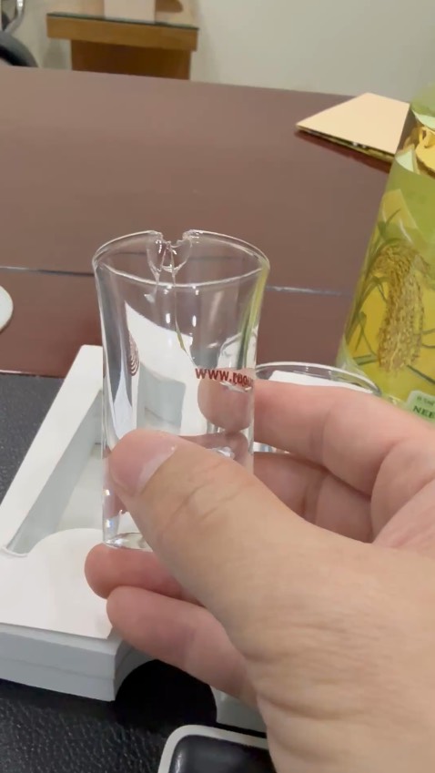 Rượu thơm nhưng ly bị bể 1 cái.