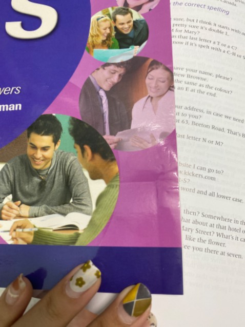 Sách giao rất xấu và bị cong. Hình như sách đã bị ướt rồi khô nhưng không hiểu sao Fahasa lại giao cho mình được. Mấy bạn có mua thì nên ra nhà sách trực tiếp mua cho đẹp nha. Một cuốn sách như này cũng đâu rẻ với sinh viên như mình, thế mà nhà sách lại giao sách dởm cho mình.