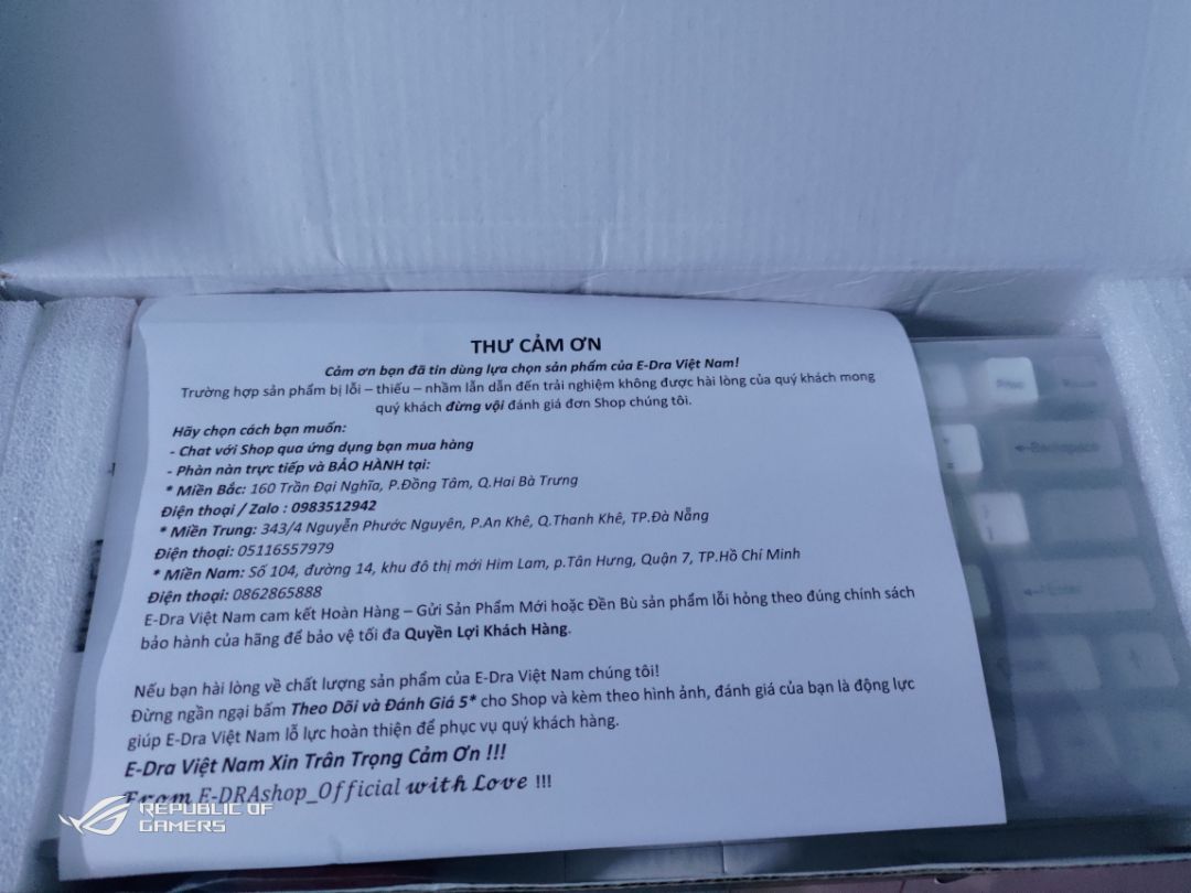 Đóng gói rất chắc chắn, có thư cảm ơn và phiếu bảo hành đàng hoàng, có tặng thêm 1 keycap phím esc hình cờ VN, có điều bàn phím không có phím F12, may là mình có bộ keycap khác nên không sao cả. Nói chung chất lượng rất okay Đóng gói rất chắc chắn, có thư cảm ơn và phiếu bảo hành đàng hoàng, có tặng thêm 1 keycap phím esc hình cờ VN, có điều bàn phím không có phím F12, may là mình có bộ keycap khác nên không sao cả. Nói chung chất lượng rất okay