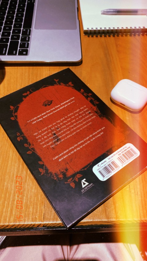 Bìa sách: Rất ấn tượng 
Chất lượng in: Rõ nét 
Nội dung: Cuốn này mình đặt mua từ khi vừa phát hành rồi mà phải đợi sách về đọc xong mới lên đây review.

Cuốn sách gồm 8 chương với những câu chuyện quá khứ được gửi gắm thông điệp của tác giả. Dù phản ánh thực trạng của xã hội nhưng sách lại rất dễ để độc giả đọc và đồng cảm bởi lời văn hóm hỉnh như hai người bạn đang kể chuyện tâm tình với nhau.

Từ cảm nhận cá nhân, mình đánh giá cao nội dung cũng như thông điệp mà tác giả muốn truyền tải tới mọi người. Đặc biệt là đối với phái nữ, khuyến khích các cô gái tự tin thể hiện bản thân, vượt qua những định kiến của xã hội để tìm thấy sự tự do trong đời. Nên mình cũng recommend phái nữ đọc cuốn này nhé.