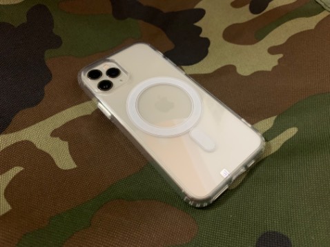 Lúc đầu mua vì tò mò cái vòng tròn màu trắng. Nhưng khi nhận về gắn vào quá hợp. Ôm khít máy, cầm nắm rất thoải mái. Đặc biệt là bấm nút nhạy như bấm trực tiếp vào máy. RẤt thích luôn. 
Có lưu ý nhỏ là mọi người lột 3 miếng nhựa mỏng ở trong và ngoài ốp ra nha. Vk mình không biết rồi không lột ra nên thấy nó cũ cũ.