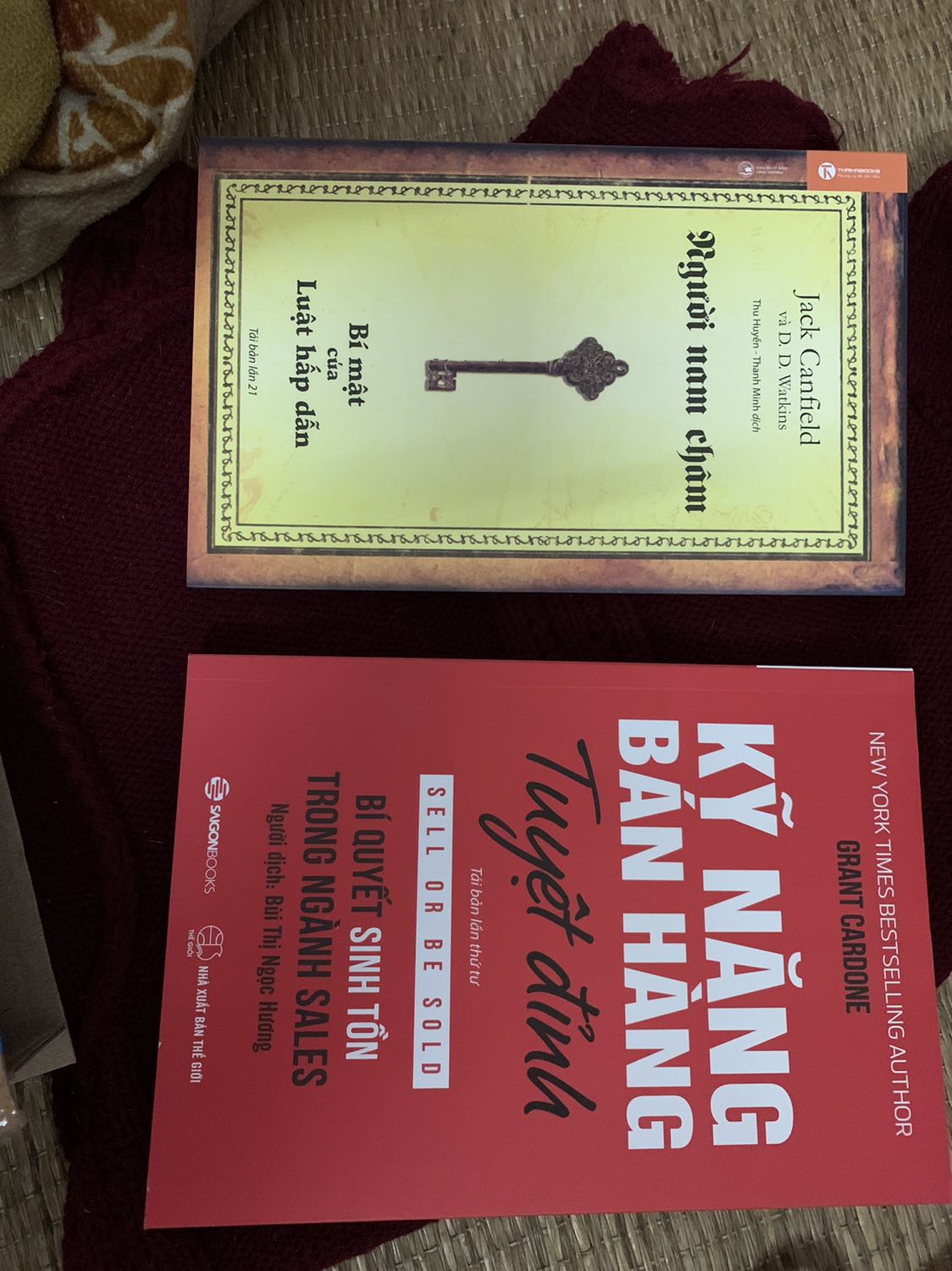 Sách mới, giao hàng nhanh, Mới đọc được 3 chương đầu nên chưa đánh giá được nhiều. Thấy đoạn đầu viết hơi lan man. Đọc vài chương đầu rút ra được một điều: Kỹ năng bán hàng là kỹ năng quan trọng cần phải có dù bạn làm bất kỳ Ngành nghề gì