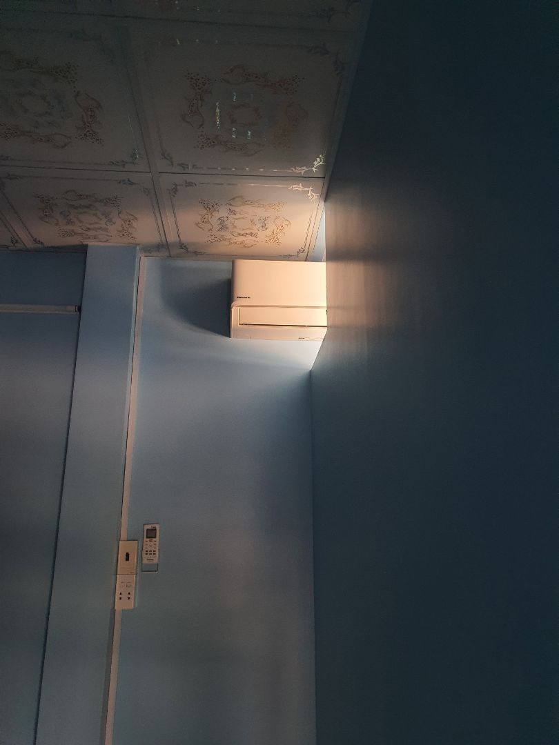 Máy lạnh xài tốt, mình 2 phòng nhỏ lắp 1 cái là dư sức lạnh luôn. Hàng mới tinh, sử dụng được mấy ngày thấy xài êm và ổn nha