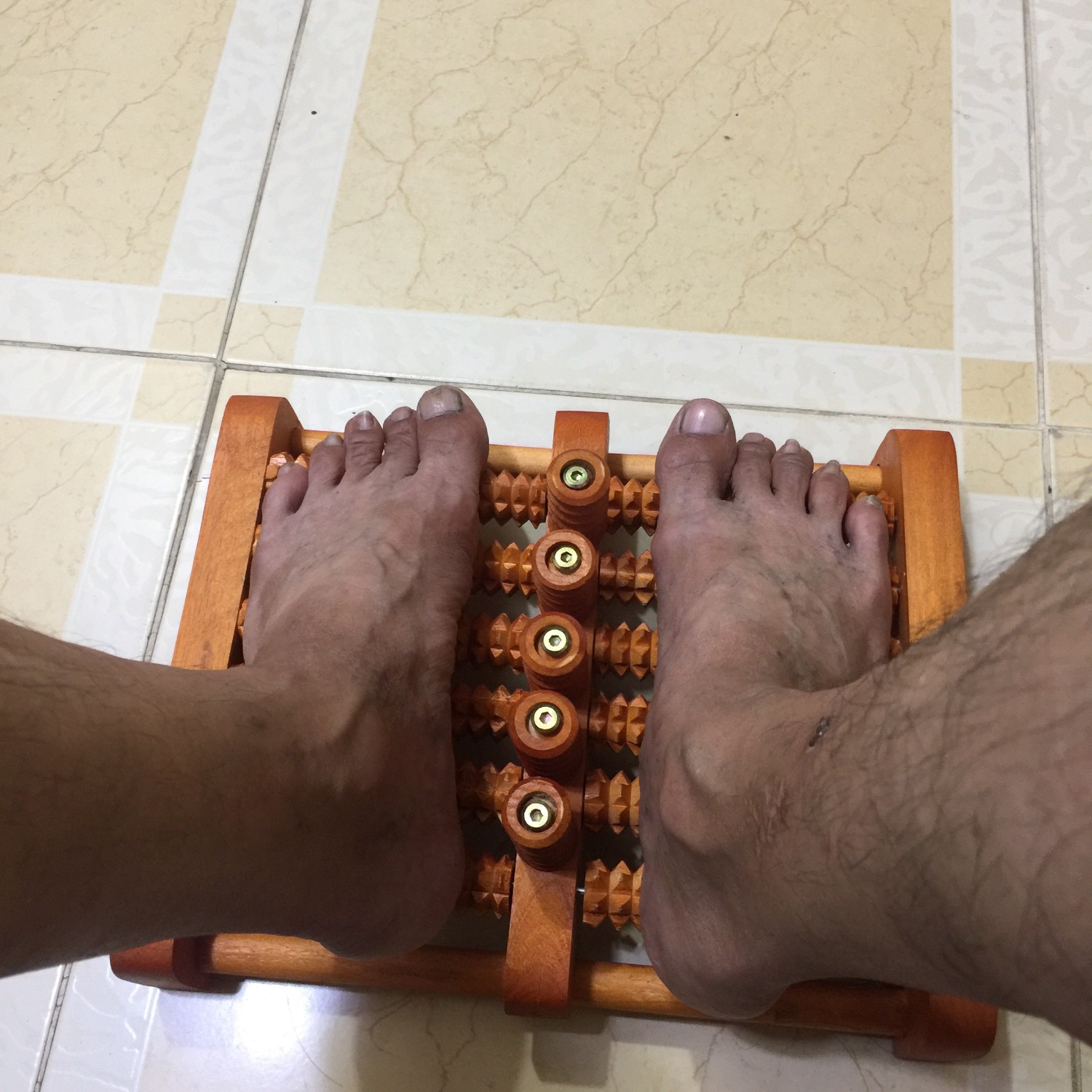 Sản phẩm tốt, cứng cáp, chắc chắn và đẹp, đầy đủ lăn đứng và ốc vít, có cả giấy ghi tác dụng của sản phẩm và ảnh chụp các huyệt bàn chân. Giao hàng nhanh. Shop uy tín.