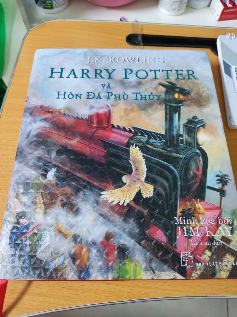 bản đặc biệt thật sự đẹp. giấy màu ok, mua ngay dịp giảm 35% nên mình order liền. Đọc Harry Potter năm 10t khi mà nxb trẻ xuất bản từ những cuốn nhỏ xíu và giờ con mình dc 4t. Mình mua bản màu để sau này cho con đọc cùng mình luôn. tiki giao hàng cực nhanh.