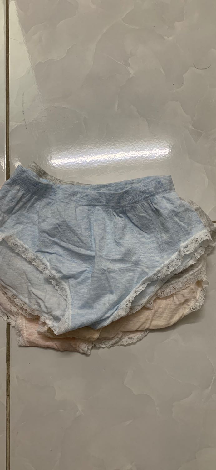 Mình mua 2 combo quần lót nữ xuất nhật mà lúc nhận hàng vì có con nhỏ nên nhờ Ck nhận giúp nên k kiểm tra hàng dc . Thất vọng thật sụ luôn .mình đặt mua 2 combo giống nhau mà shop giao cho mình 2 loại , 1 loại ngắn loại dài , 1 combo thì vải cứng sờ như kiểu vải nilon ấy , mua hàng tiki nhiều mà chưa gặp trường hớp thế này bao giờ , thật sự thất vọng . Mong tiki hỗ trợ đổi hàng giùm mình