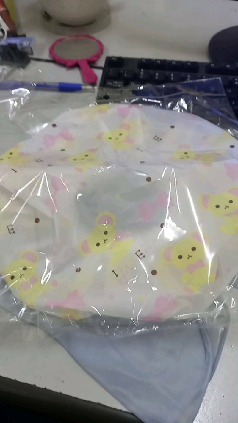 Mũ khá to. Có chun nên đeo vừa vặn với đầu. Hình cx xinh xắn hợp lý. Giá còn rẻ nưaz. Mng nên mua nhé