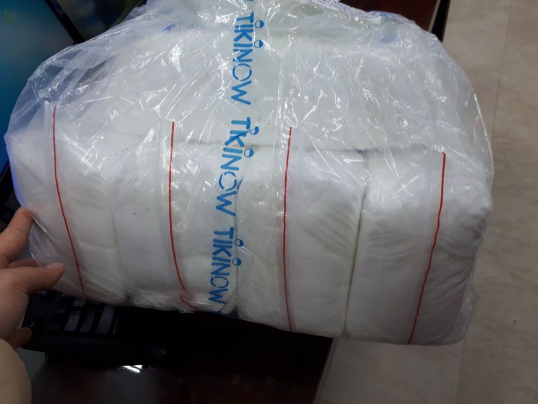 lần trước mua 5 bịch loại 300gr giá 142K. lần này mua 5 bịch loại 400gr giá 288K. gấp kiểu mới là kiểu rút giống rút giấy hộp. gấp kiểu cũ là riêng lẻ từng tờ. chất lượng giấy dùng ok. đóng gói giao hàng thù quá tệ