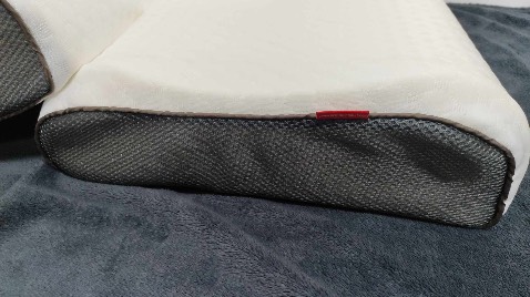 Đợt trước mua chỗ khác hôi mùi cao su không chịu nổi. Này hình như shop có xử lí, để đêm sáng ngày dậy ruột gối có mùi vani nhẹ nhẹ nằm đỡ đau đầu.