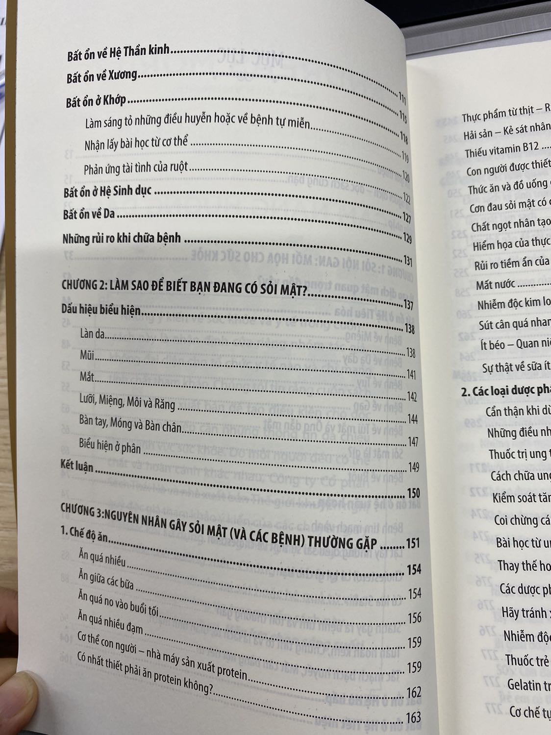 Mình biết tới sách thông qua group thải độc của Viet Healthy, nội dung sách thì không còn gì để nói rồi. Vì quy trình thải độc rất nhiều nên mình quyết định mua sách về đọc (trong group cũng có chia sẻ nhưng k được hệ thống nên khó nắm thông tin). Sách giá 199k nhưng mua giảm giá còn 87k với độ dày sách gần 500 trang thì quả là rất đáng tiền luôn. Tỉ lệ ung thư gan ở Việt Nam rất cao, và sỏi gan là một trong những nguyên nhân gây ung thư gan cao nhất, đây sẽ là cuốn sách bảo về sức khoẻ bạn và người thân từ lúc này. Rất đáng mua nha mọi người ơi!