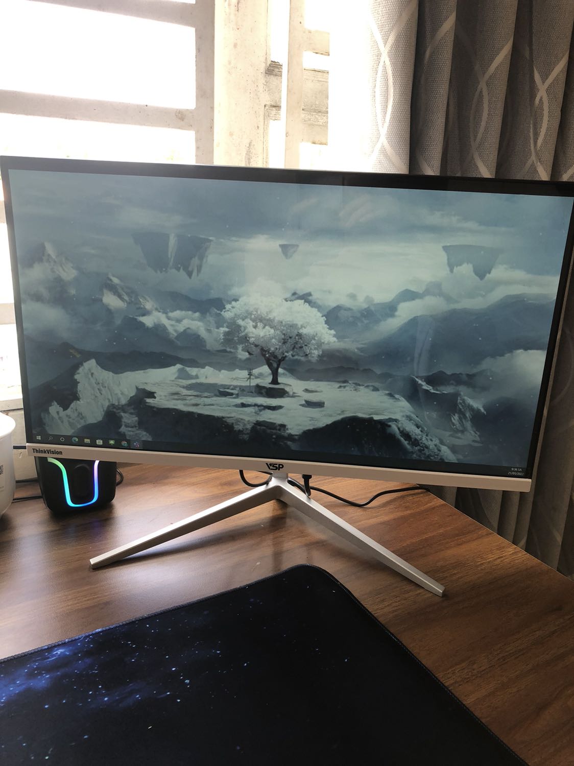 Giao hàng nhanh.
Đóng gói cẩn thận.
Có vài chỗ còn dính keo dán và bị xước một ít, thấy có vẻ có miếng dán màn hình ở trên.
Chân đế fix cứng ko xoay đc thì phải.
Nói chung thì mọi thứ cũng khá là ổn.
5* ạ