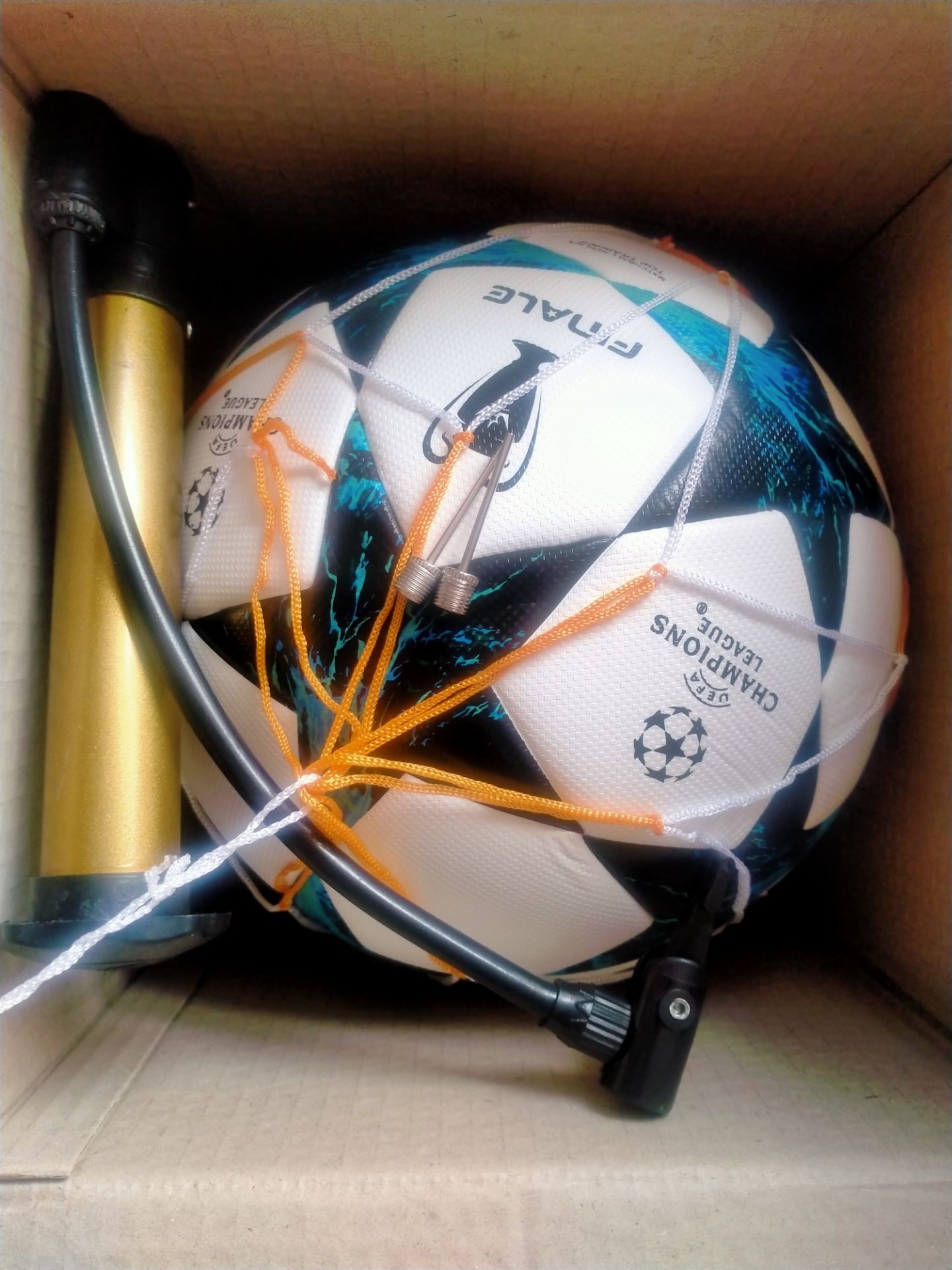 Giao hàng nhanh, đúng hẹn, bóng tròn đều. là bóng cơ bắp nhưng đá êm, nói chung là rất ổn. Lần sau sẽ mua tiếp Giao hàng nhanh, đúng hẹn, bóng tròn đều. là bóng cơ bắp nhưng đá êm, nói chung là rất ổn. Lần sau sẽ mua tiếp