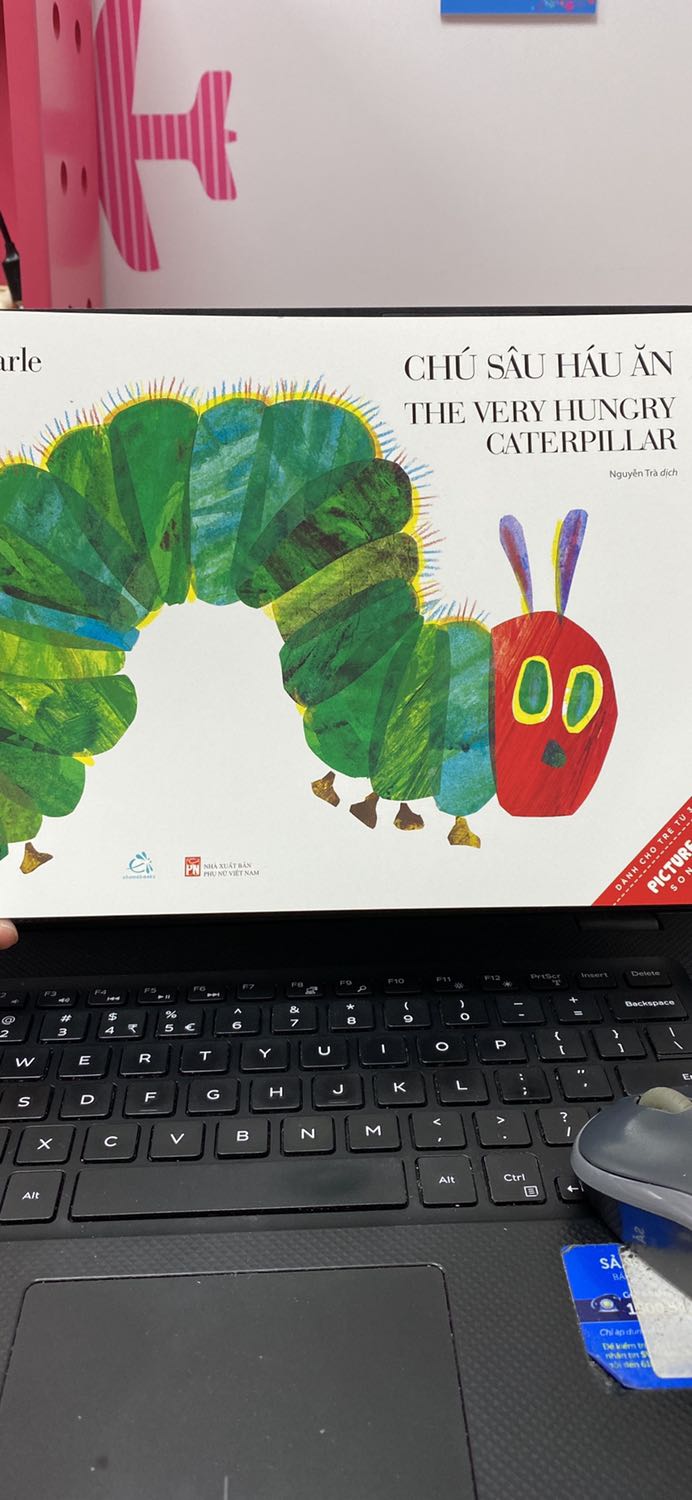 Sách được giao nhanh. Cá nhân mình thấy khổ hơi lớn nên hơi khó cầm một chút. Còn lại thì nội dung đáng yêu và tranh minh hoạ cũng rất xinh