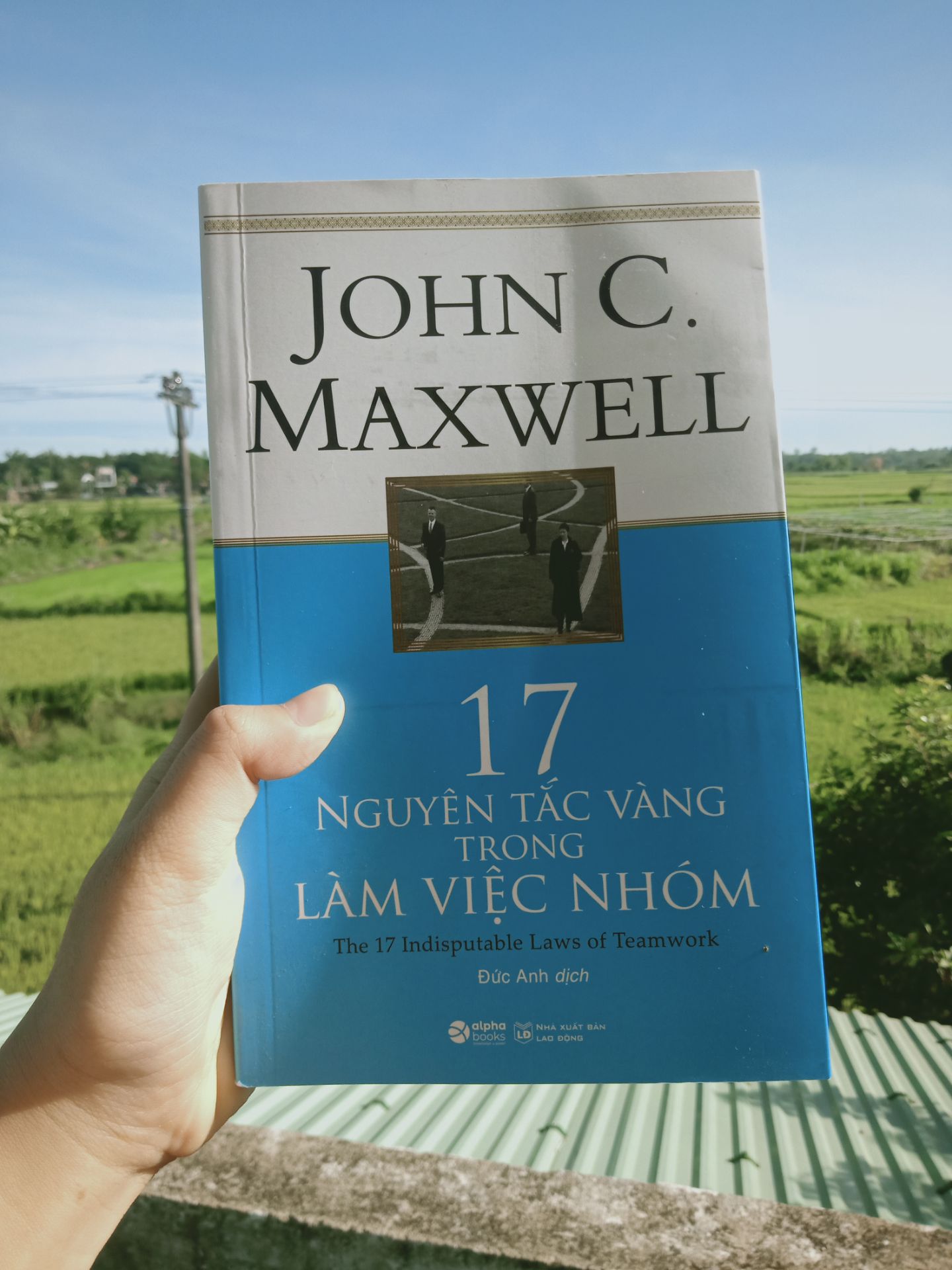 Giao hàng nhanh. Nhìn hơi cũ chút thôi chứ bên trong là tinh hoa của J.M rồi. Tháng sau sẽ đọc